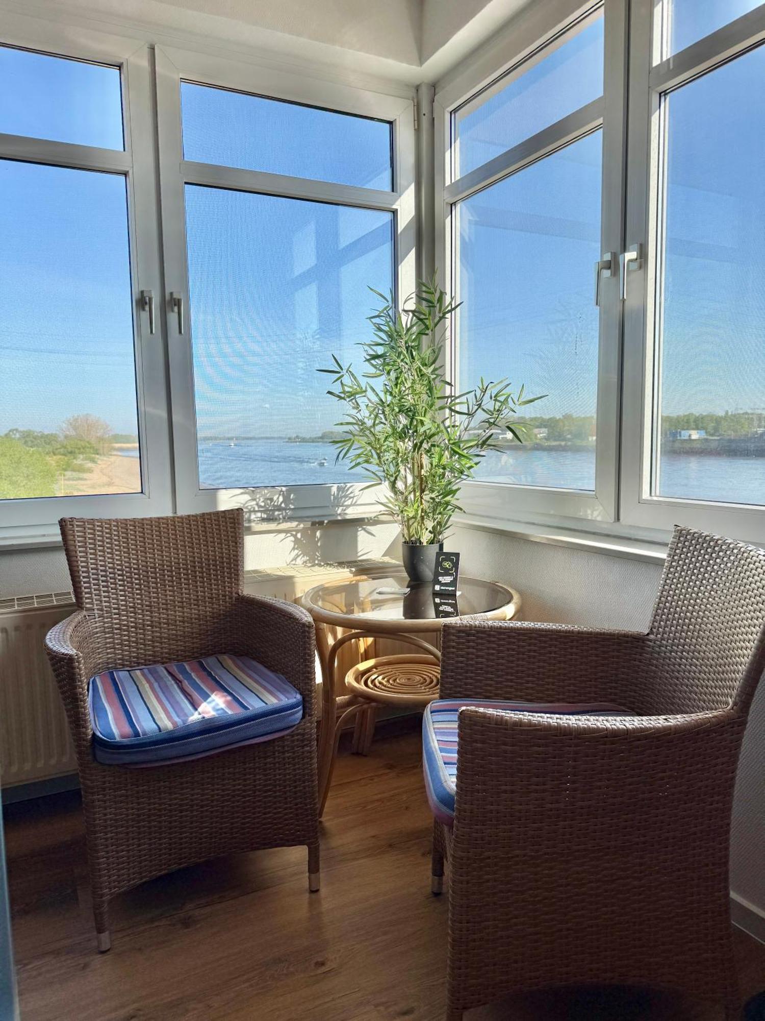 Gaestehaus Weserblick Am Weser-Sandstrand Berne Exterior photo