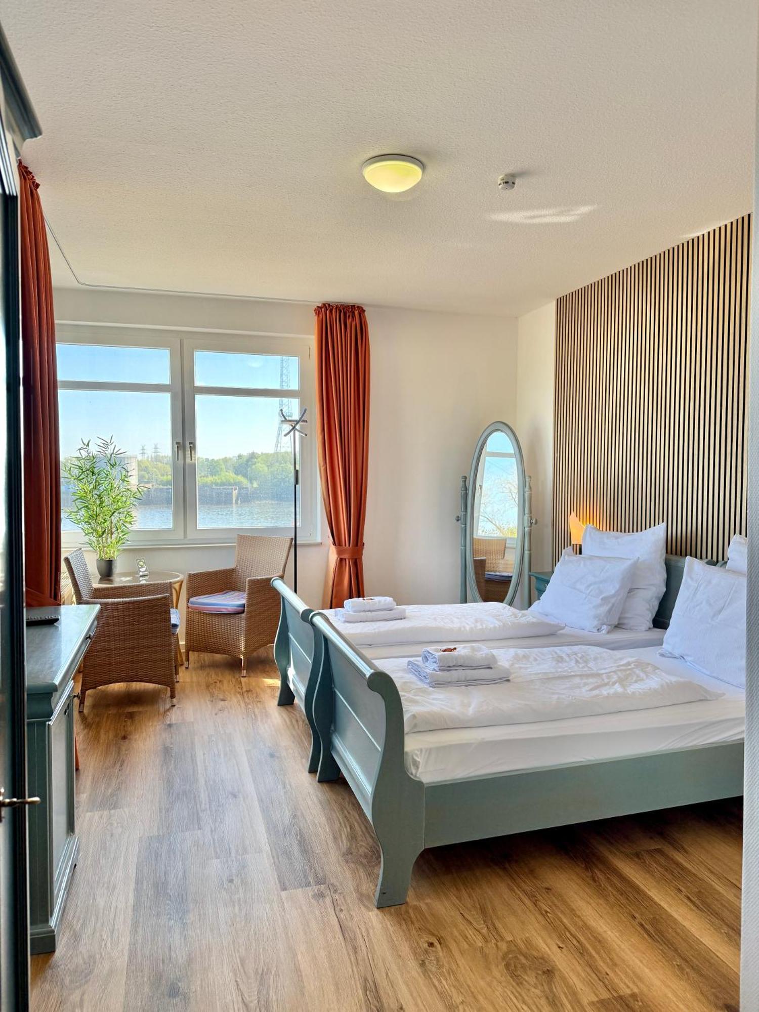 Gaestehaus Weserblick Am Weser-Sandstrand Berne Exterior photo